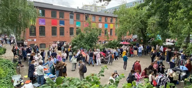  Flohmarkt auf dem Hof im Goldbekhaus