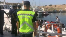 Kaptanı alkollü çıkan teknede 25 kaçak göçmen yakalandı