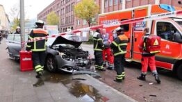 Hamburg Harburg’da yasa dışı araba yarışı , çarpışmada 4 kişi yaralandı
