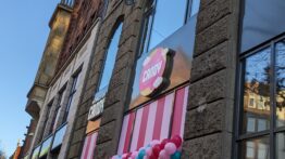 Hamburg Candy Shop Önünde Uzun Kuyruklar Oluştu