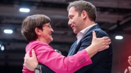 Saskia Esken ve Lars Klingbeil, SPD parti kongresinde büyük bir destekle yeniden seçildiler