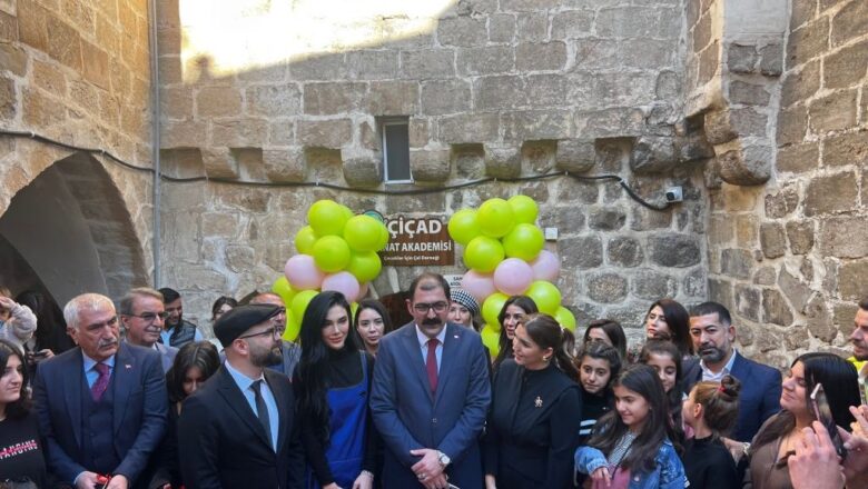  Ünlü Ressam Berfin Uluman Mardin’de çocuk ve gençler için “Sanat Okulu” açtı.