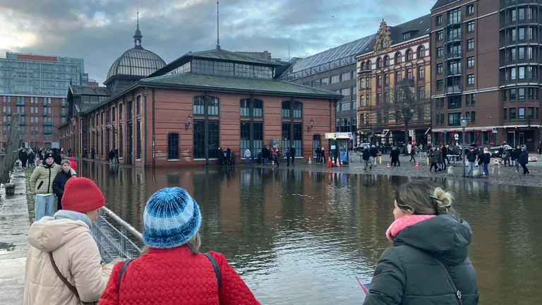  Hamburg’ta sel suları çekiliyor