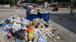 İzmir Bucada çöpler geç toplanıyor