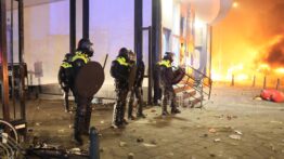 Hollanda Lahey’de Eritreli gruplar ayaklandı polis araçları ateşe verildi