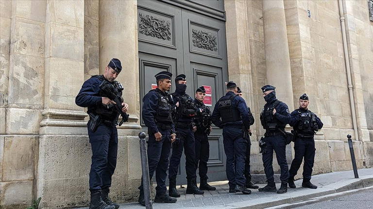  Fransa’da çevreci aktivistlerin yüksek hızlı tren karşıtı gösterisine polis müdahalesi